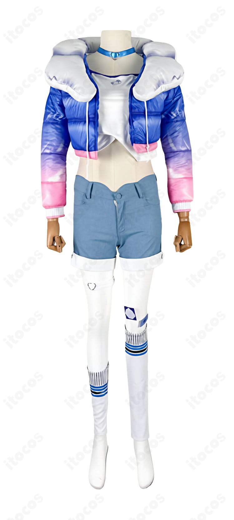 ホロライブ こぼ・かなえる 私服コスプレ衣装の正面全身。コートとTシャツ、ショートパンツのバランスが確認できる