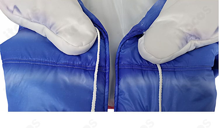 こぼ・かなえる 私服コスプレ衣装の外套襟元ディテール。ステッチと配色の質感が伝わるアップ