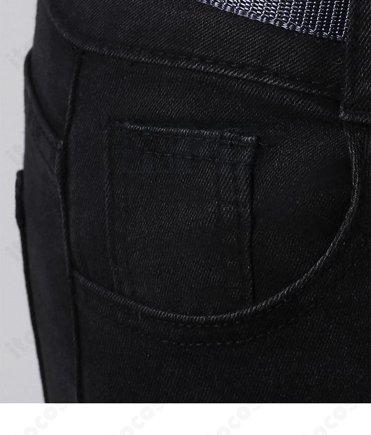 コスプレ衣装のズボンとポケット装飾の近接写真｜機動性と収納性のバランスを表現