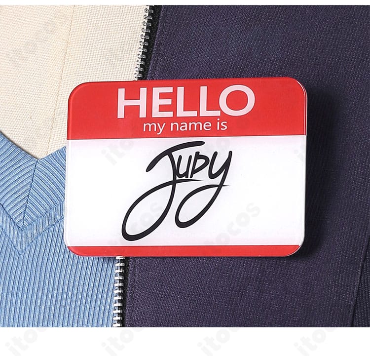 警官制服の胸元バッジ装飾ディテール｜質感と固定位置がわかる近接写真