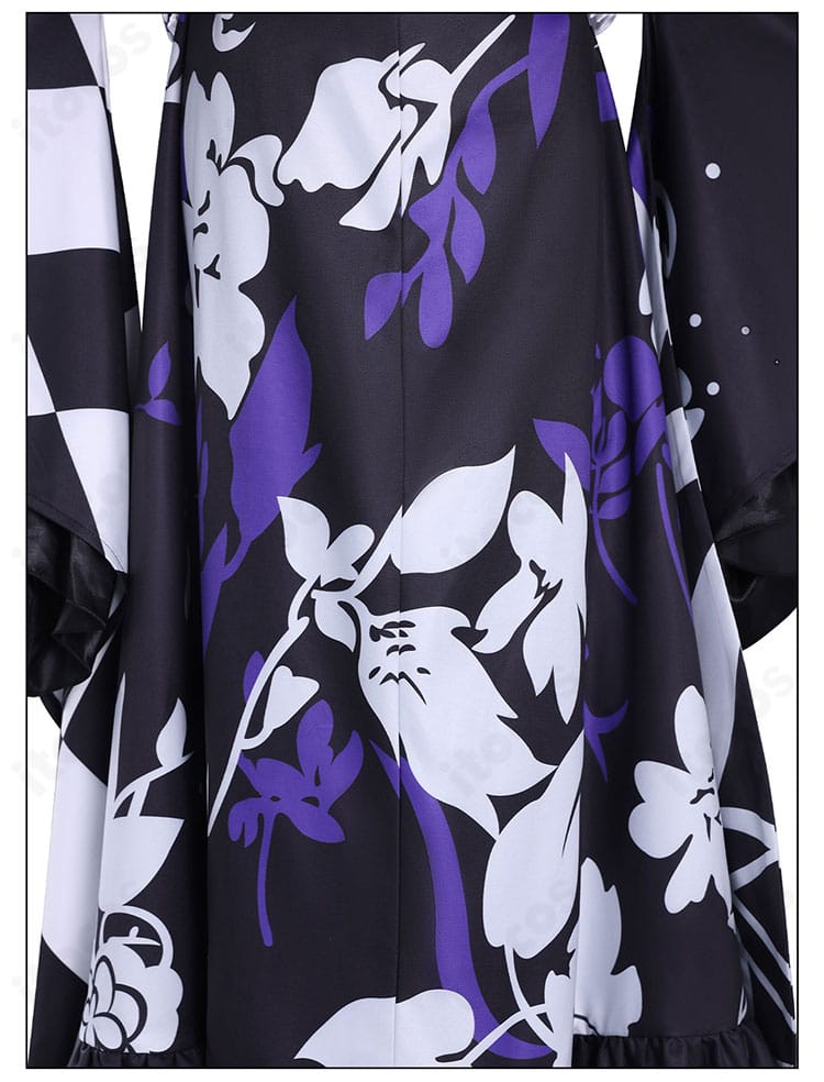 スカートの模様と装飾パーツのアップ。柄のコントラストと縁取りが映える