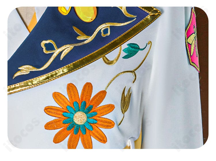 外套の胸飾りディテール（ブローチとチェーンの配置）