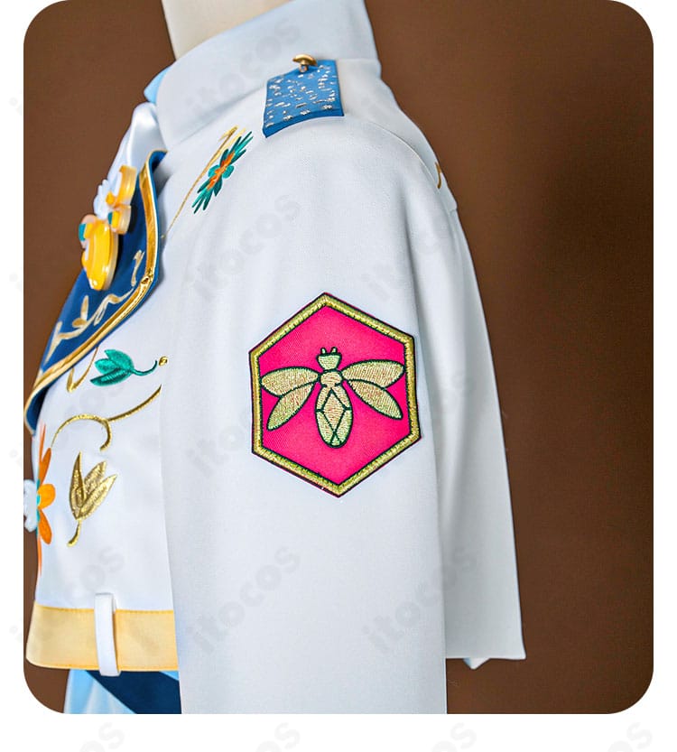 外套左袖のアイコン装飾のアップ（エンブレム意匠）