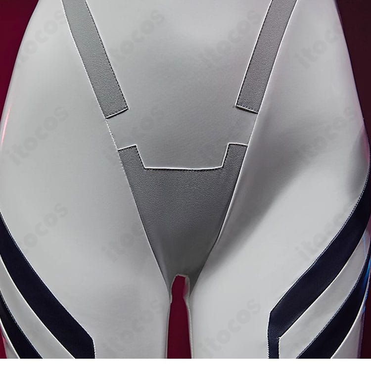 プラグスーツ腰回りディテール｜曲線パネルと装飾の配置を示すクローズアップ