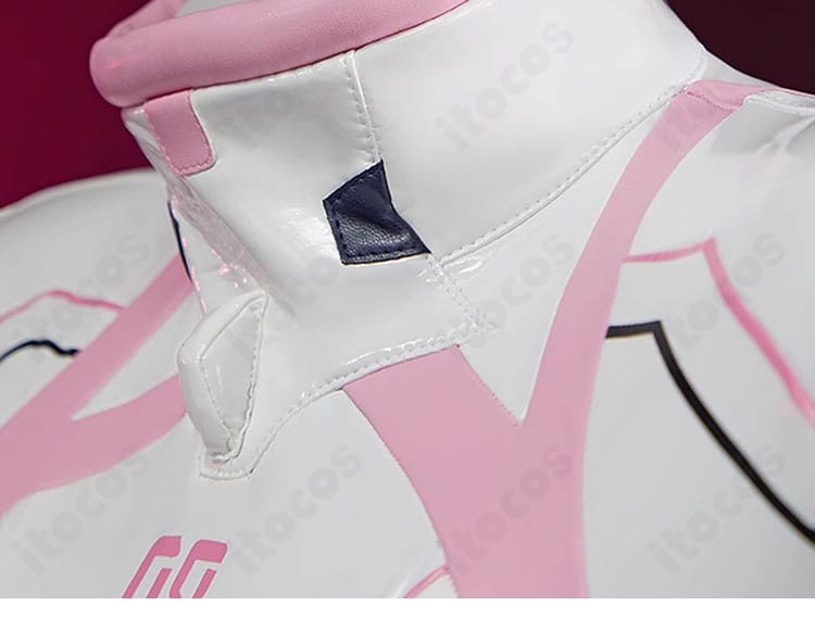 プラグスーツ襟元ディテール｜襟周りの形状と装飾の仕上げが見える近接写真