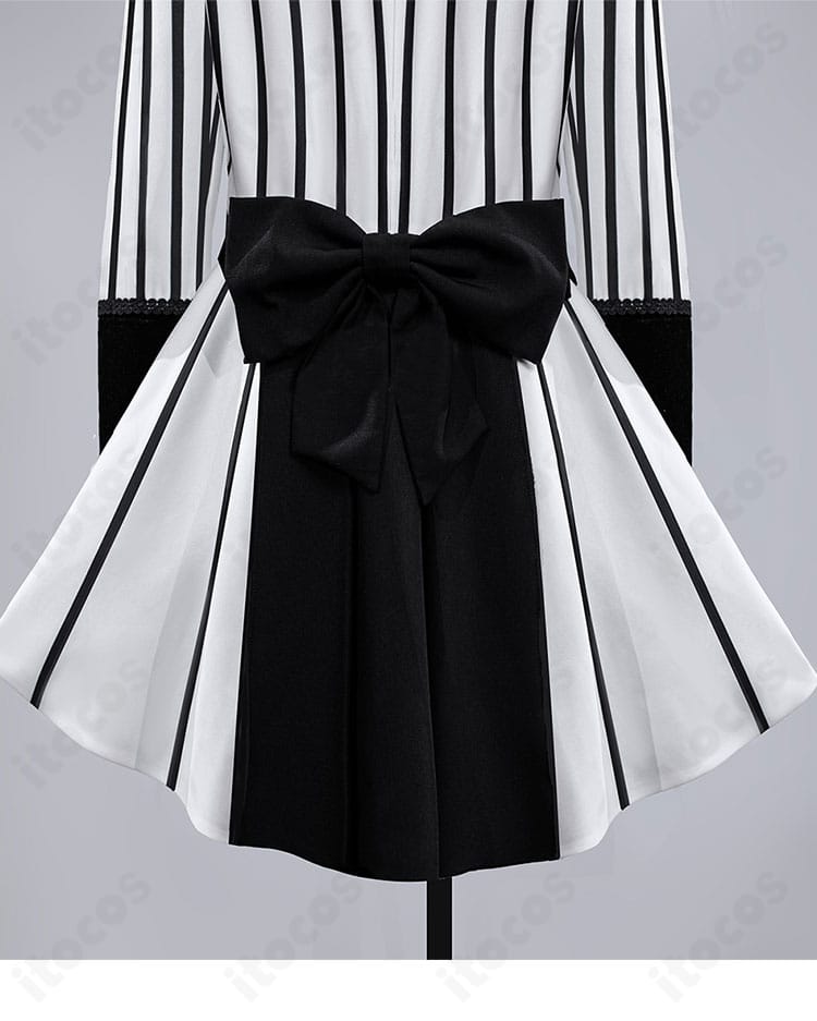 黒執事 シエル コスプレの胸元リボン装飾アップ。英国風の上品な結び目とモノトーン配色の再現度を示すディテール。