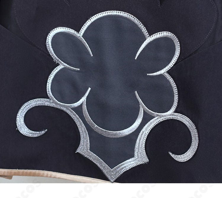 全体装飾のディテール写真。胸元から裾までの装飾バランスと高品質仕上げ