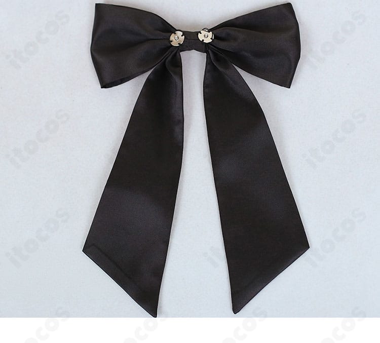 ブラックリボン装飾のディテール。色対比でコーデを引き締めるアクセント