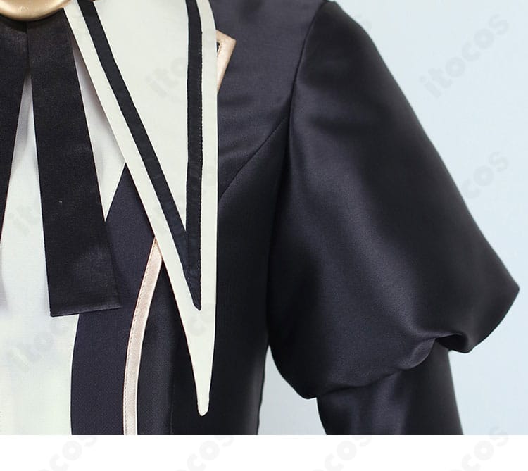 肩飾りとショルダーデザインのアップ。フリル幅と縫製の整いをチェックできる