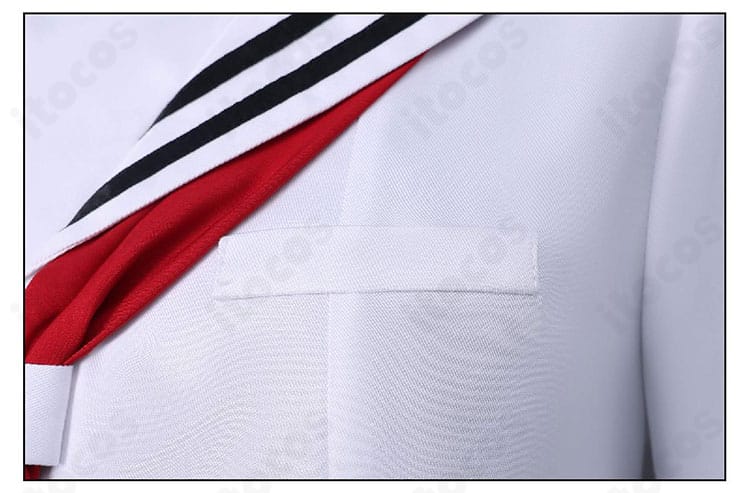 胸ポケット周辺の装飾ディテール。フラップ形状と縫製ラインが分かるクローズアップ。