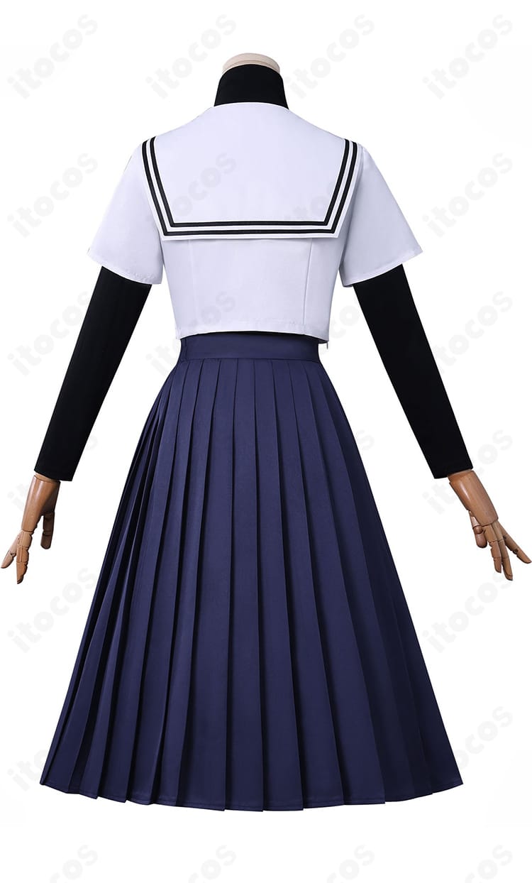 背面からのデザイン。ケープの縞模様と背中のラインを中心に、作品制服の再現度を示すカット。