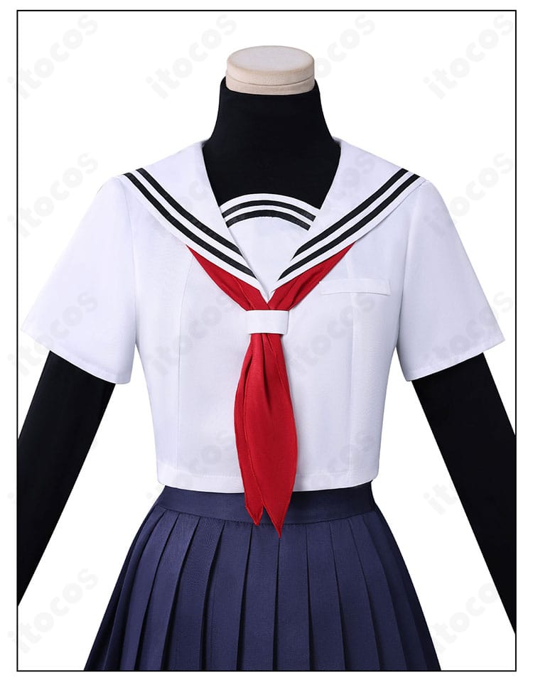 襟元ディテールの拡大。ステッチワークと装飾の仕立てが分かる近接写真。