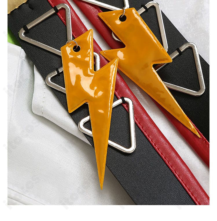 腰飾りのクローズアップ。ユニットカラーに合わせた装飾パーツの質感を示す。