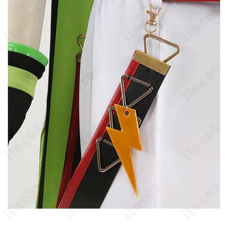 腰まわり装飾ディテール。ベルトと飾りの組み合わせでアクセントを強調。