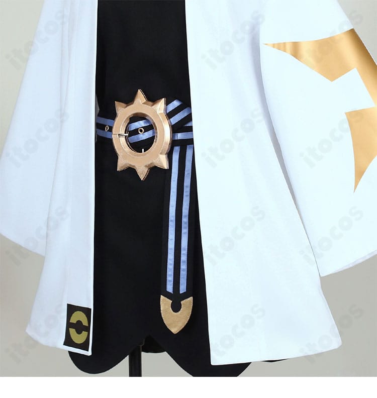 コートの前立てディテール。見返しの縫製、ホック位置、ボタンの質感が見えるクローズアップ。