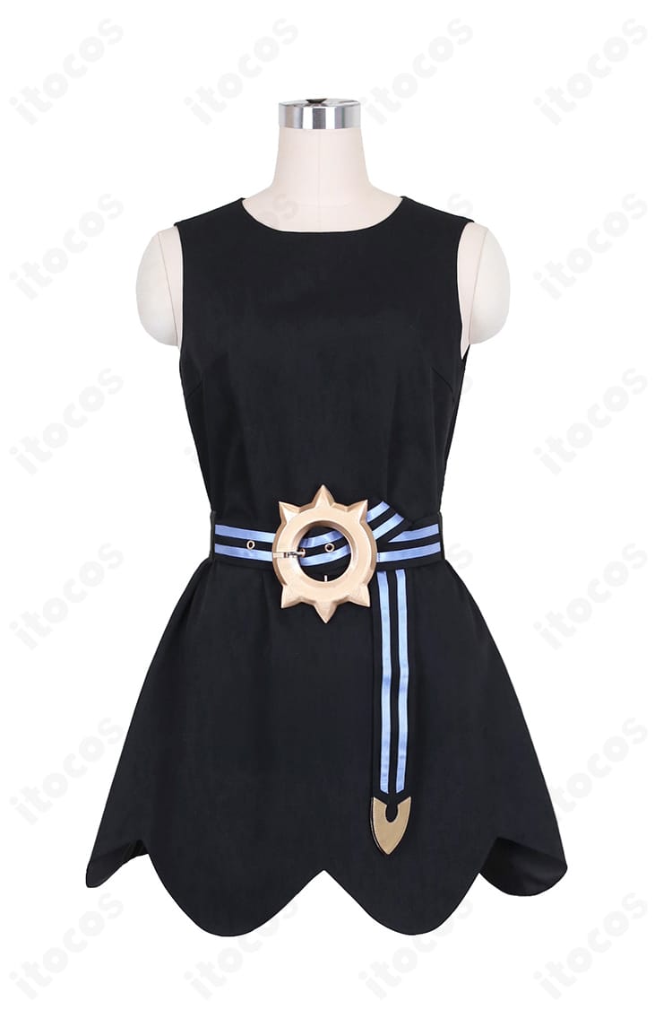 ワンピース裾と正面装飾のディテール。フレアラインとステッチ、装飾パーツの質感が分かる接写。