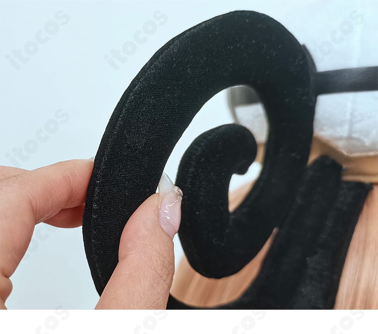 髪飾りのパーツ接合部の詳細。縫い付けと接着の仕上げ、表面素材の質感が分かる接写。