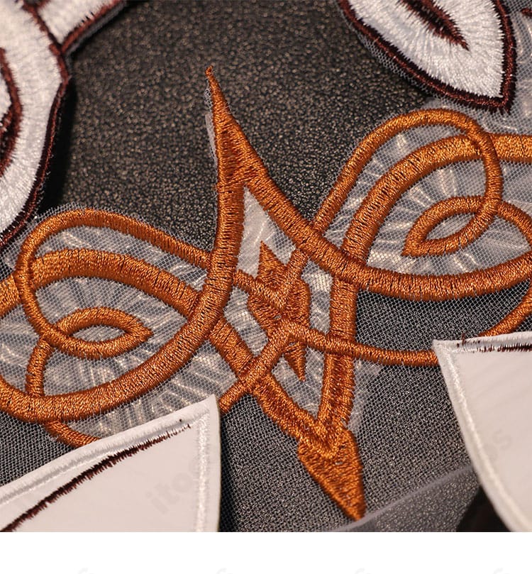 胸飾りの紋様装飾ディテールの近接写真