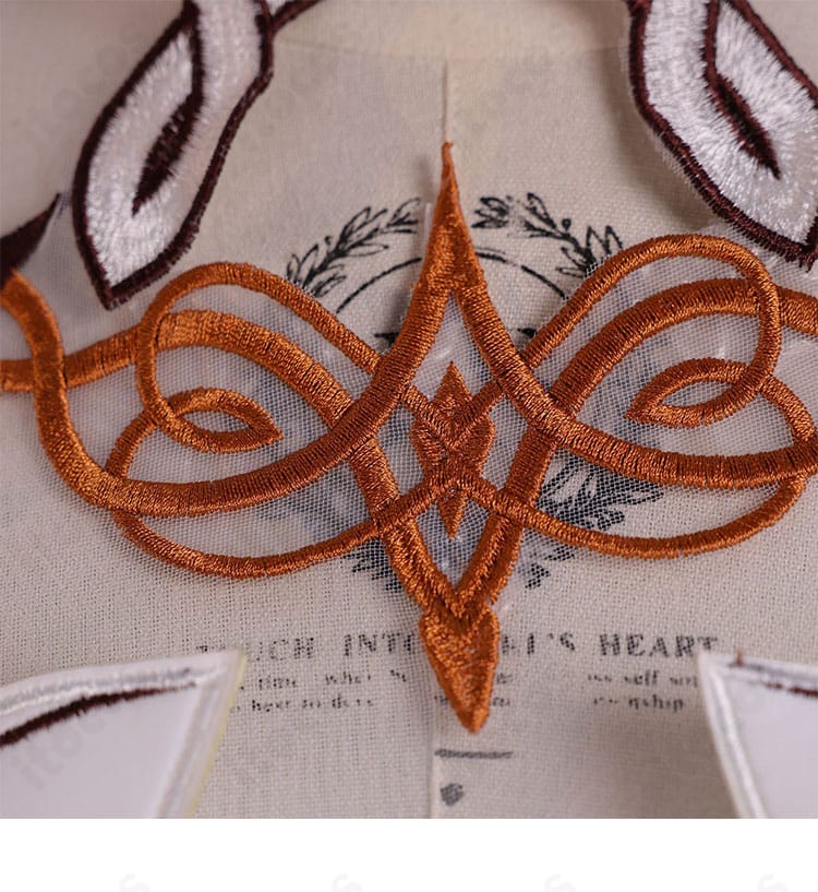 襟元の刺繍紋様ディテールの近接写真