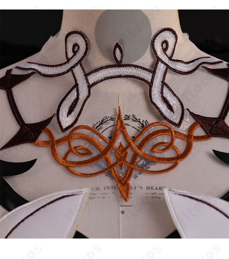 襟元装飾のアップ：メタリックパーツと配色のディテール