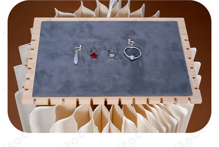 イヤーアクセサリーと首飾りのディテール。金具と石風パーツの質感が分かるアップ