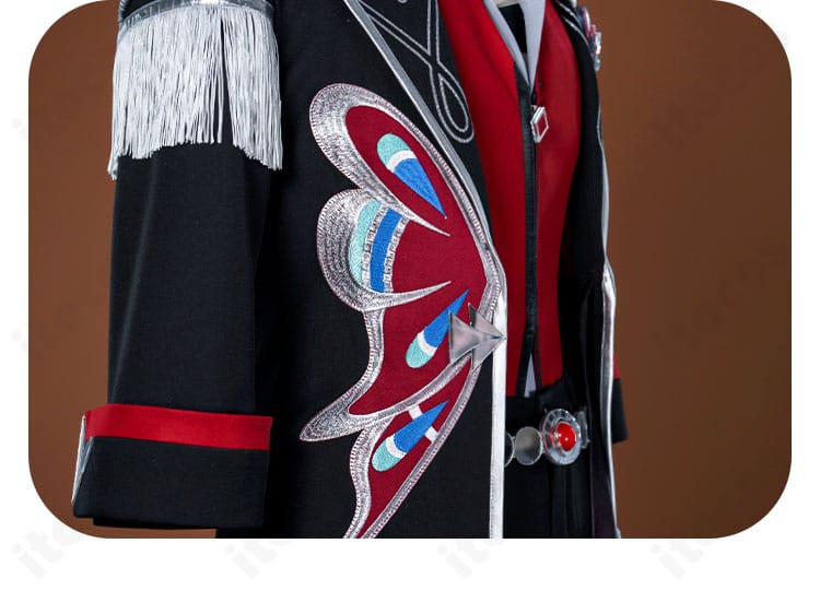 袖口装飾のディテール。カフのラインと金具の質感が分かるアップ