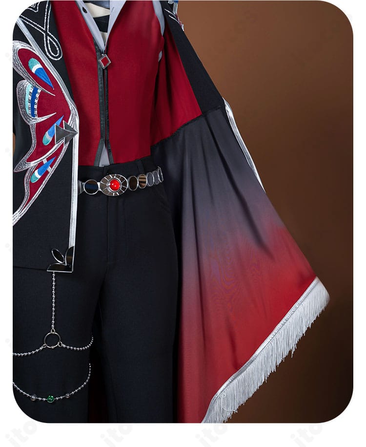 コート裾の装飾ディテール。トリムとスリットの仕立てが分かる画像