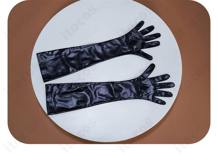 手袋と小型ポーチの装飾ディテール。素材感と留め具が分かる画像