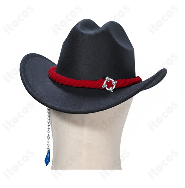 帽子の装飾ディテール。エンブレムと縁取りの質感が分かるアップ