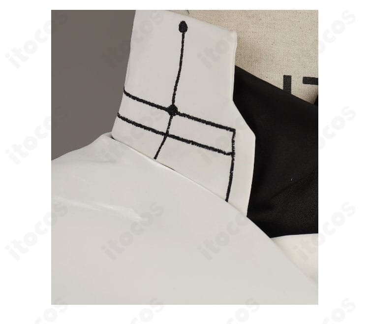 戦闘服の襟元・ネック周り装飾ディテール。生地感とステッチ、留め具の拡大