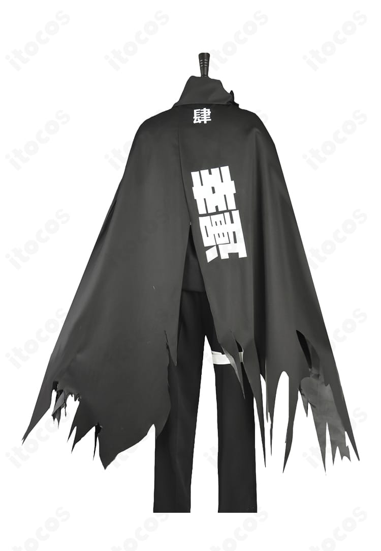 中世風マント コスプレ衣装の背面。たっぷりとしたフードとロング丈のドレープ感