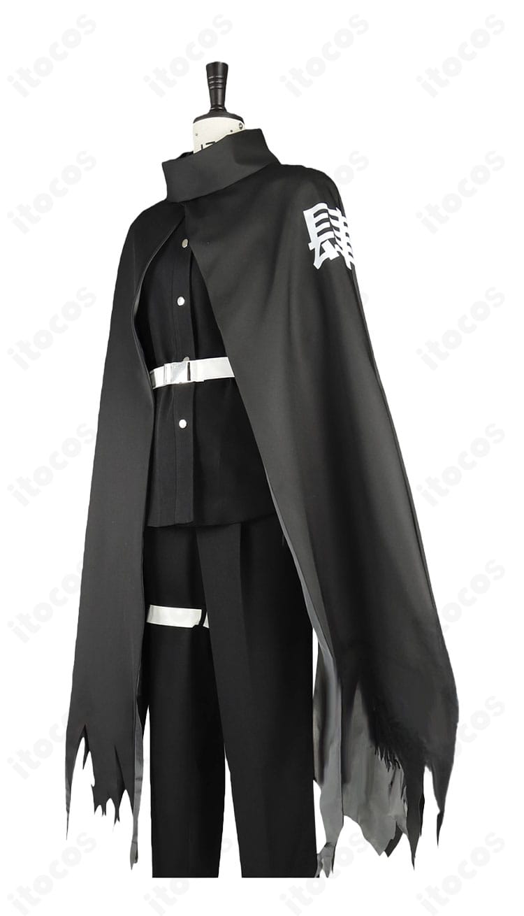 中世風マント コスプレ衣装の側面。動きに合わせた落ち感と裾ラインのシルエット