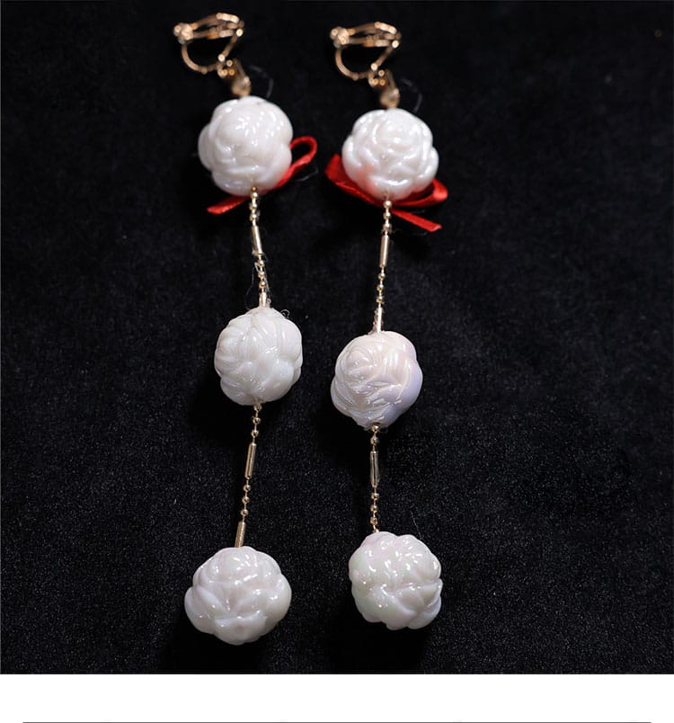 耳飾りの近接写真。表面の光沢、カラーリング、装着用金具の形状がはっきり分かる。