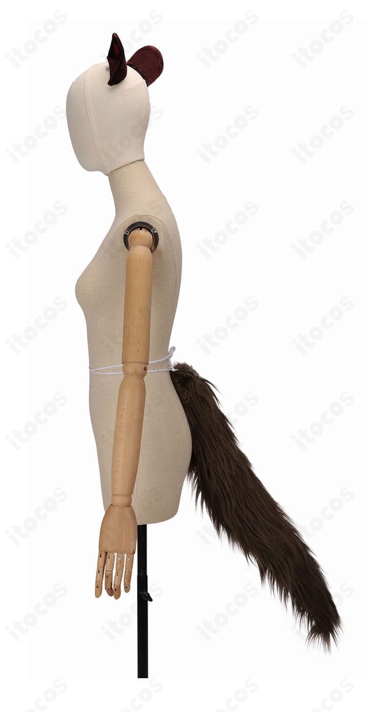 太もも飾りと髪飾りのディテール。質感と固定方法が分かる接写で小物の再現度を強調。