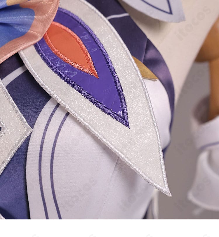 胸元アクセサリーとリボンの近接ディテール