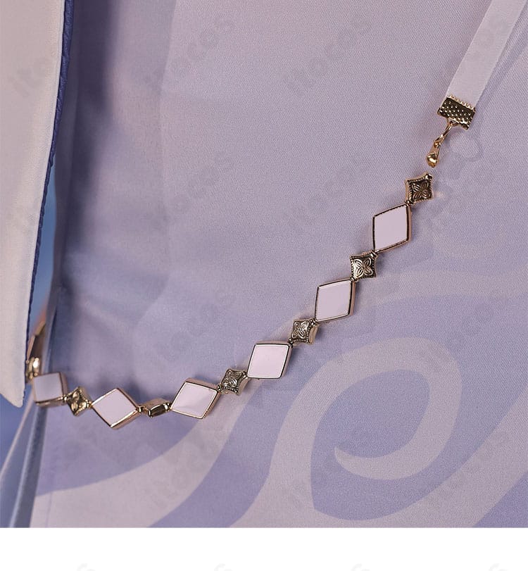 ウエスト周りの装飾パーツとシルエットのアップ