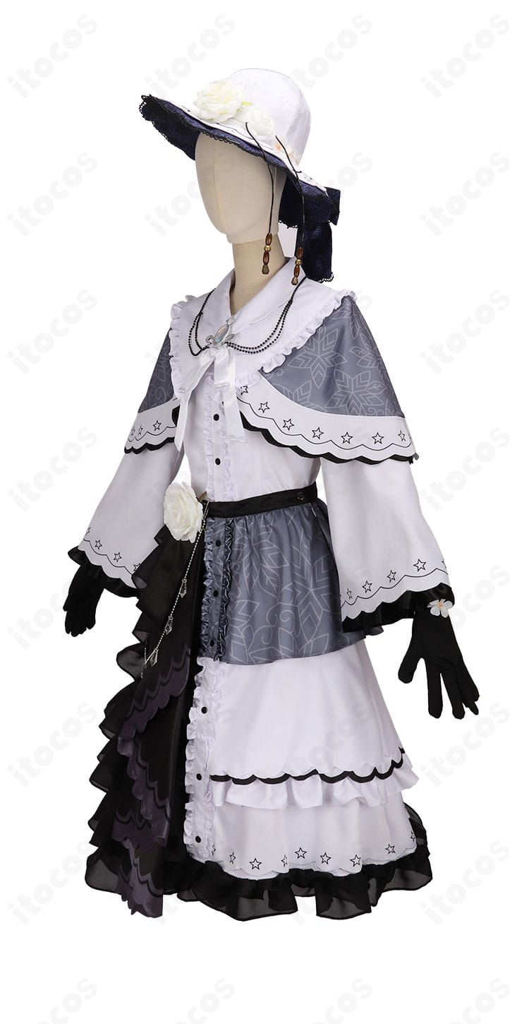 月代ユキ コスプレ衣装の左側面。マントの流れとトップスのフィット感を確認できる画像。