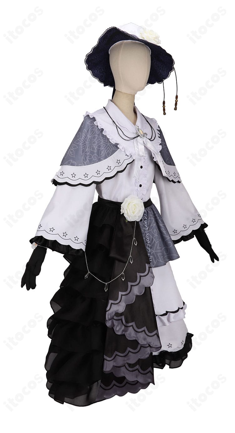 月代ユキ コスプレ衣装の右側面。マントのドレープとスカートのラインが分かる角度。