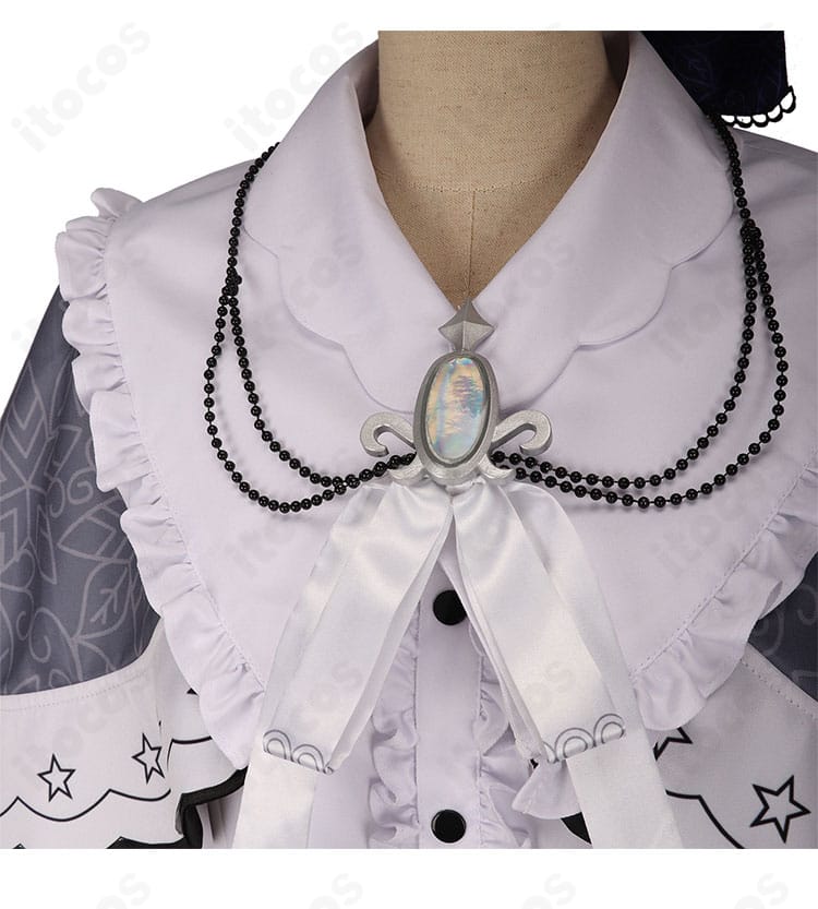 月代ユキ衣装の襟元・ネック周り装飾ディテール。儀式的モチーフの意匠を近接で表現。