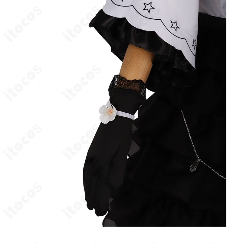 月代ユキ衣装の手元周り装飾ディテール。袖口のデザインと手袋風の意匠をクローズアップ。