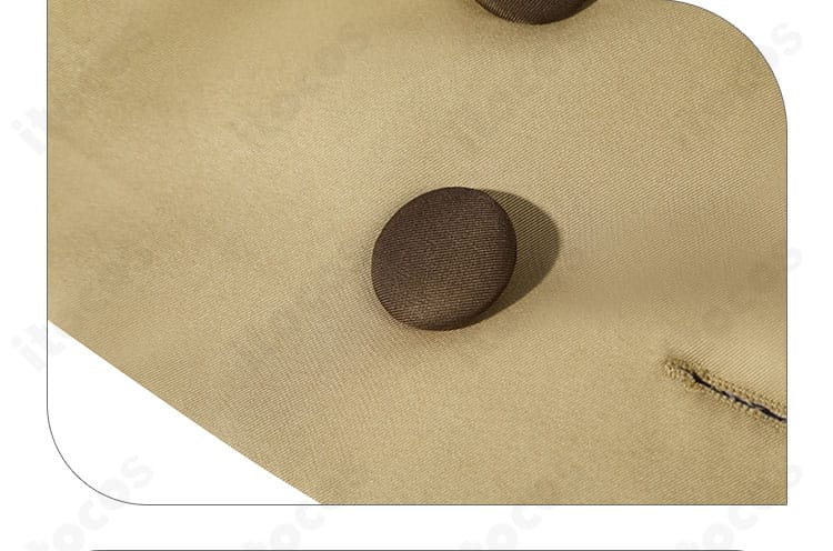 外套ボタンのクローズアップ。質感と刻印の見え方