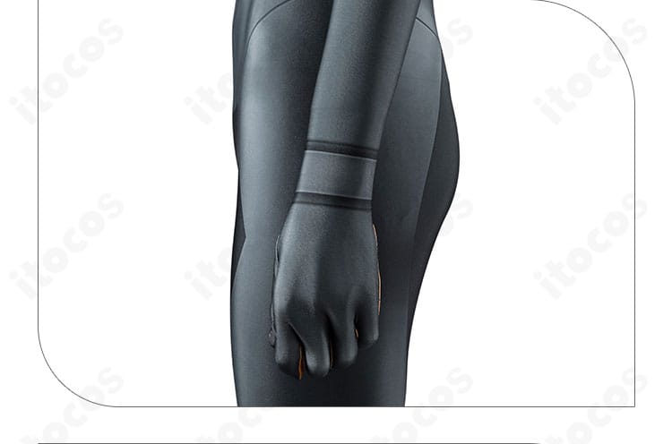 左袖の装飾ディテール。ワッペン風意匠とステッチ感