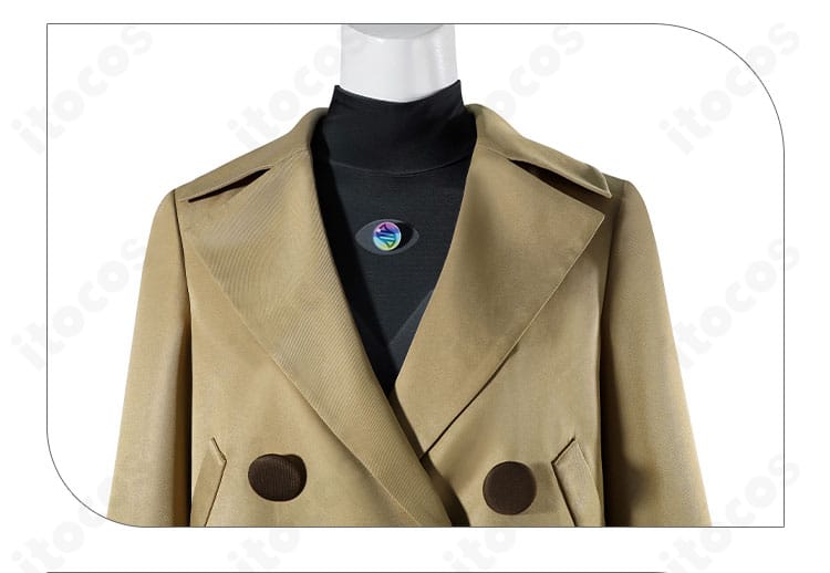 襟元の装飾ディテール。ネックラインとボタン配置の近接