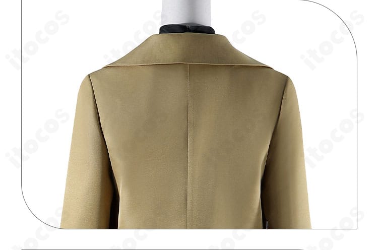 コート背面の切り替えディテール。センターベント周辺を強調