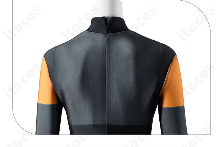 背肩の切り替えディテール。肩線とヨークの構造