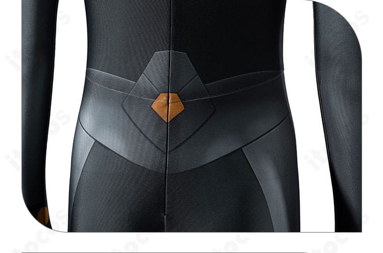 背面ウエストのディテール。後ろ中心のラインと装飾位置