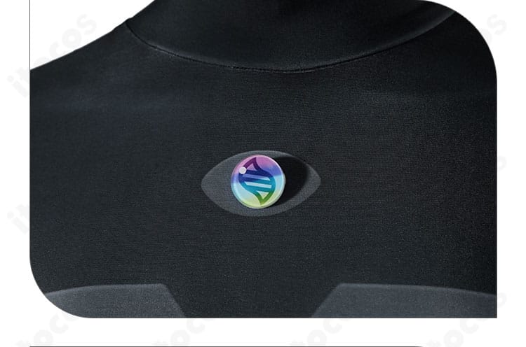 胸飾りの別角度ディテール。取り付け位置の確認に最適