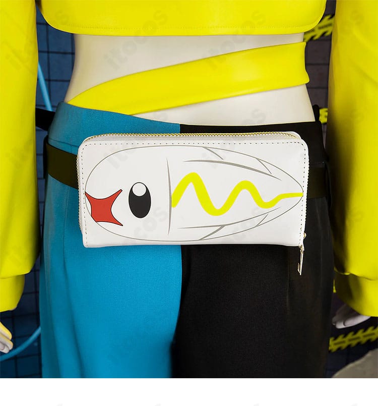 背面側の腰ポーチ装飾とベルト取付位置のディテール