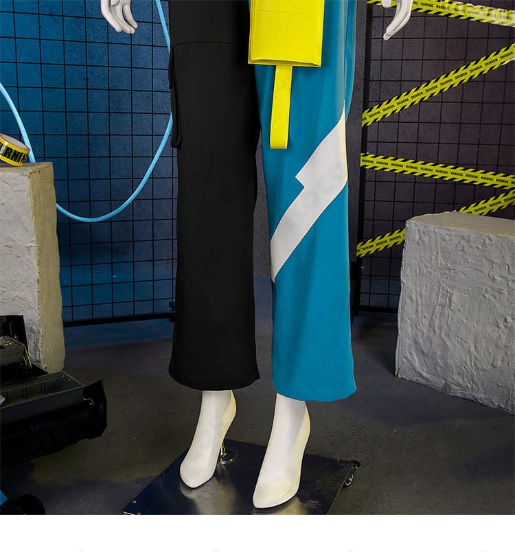 パンツ側面の装飾ラインとステッチワークのディテール