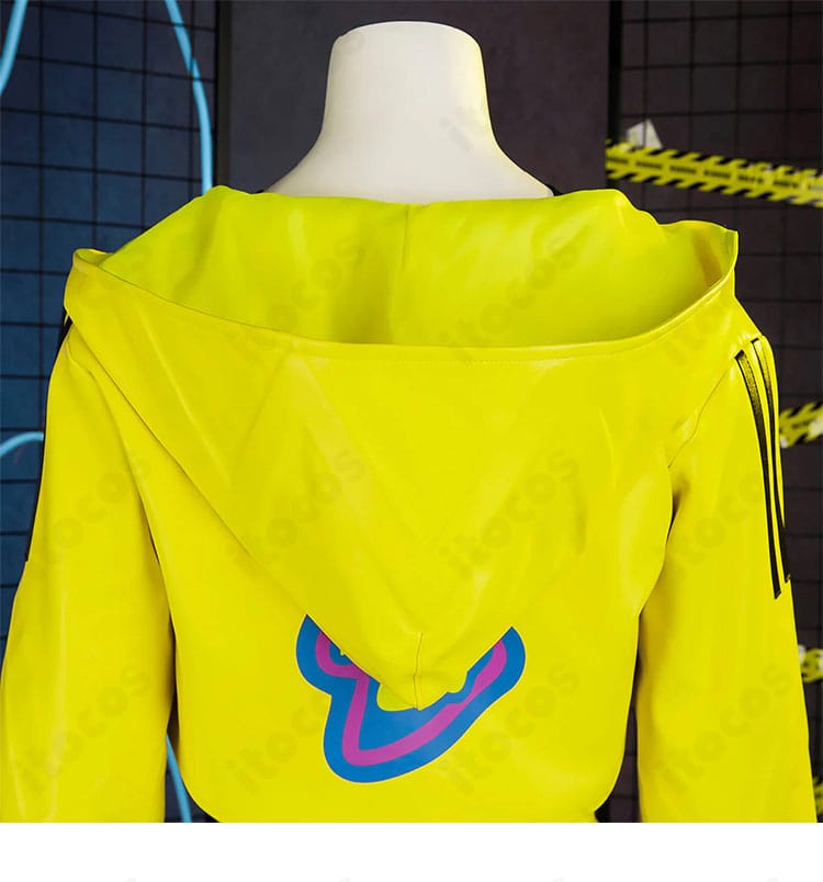 アウターと背面フードの縫製・切り替えディテールの近接写真